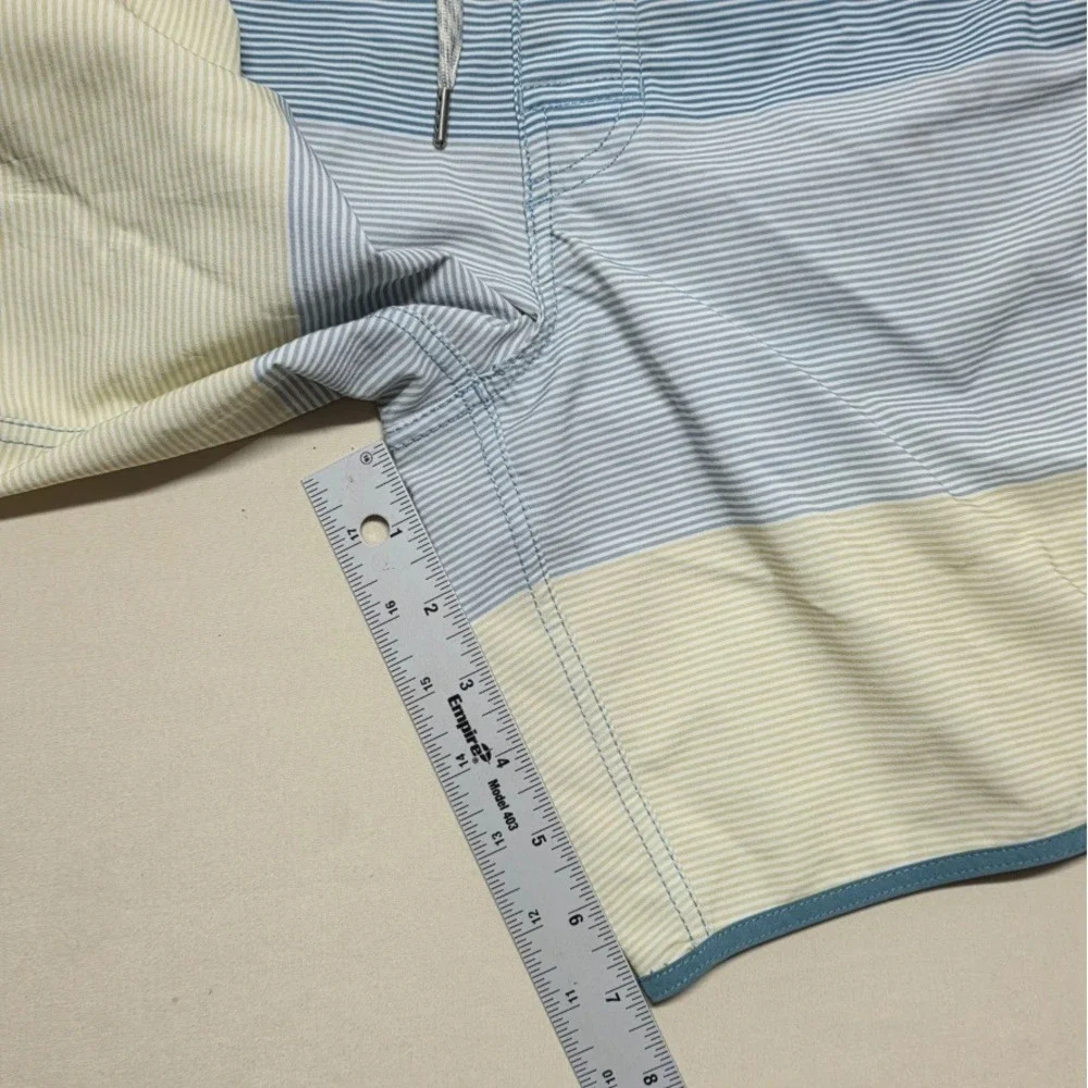 Vuori Cruise Boardshort Men 28 Multicolor Striped Scalloped Hem V314